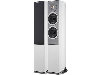 Paar AudioVector R3 Arreté witte zuilluidsprekers, witte gelakte houten behuizing met grijze voorzijde voorzien van een ribbon-tweeter en twee mid-laag luidsprekers, afneembaar zwart akoestisch rooster op één van de luidsprekers, afgeschuinde zwarte sokkel, driekwart vooraanzicht
