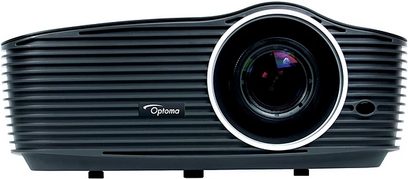Optoma X501 ProScreen sort videoprojektor, set forfra, med rund linse i midten omgivet af ventilationsgitre