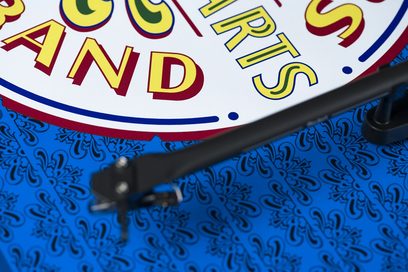 Hi-fi pladespiller Essential III Sgt. Pepper’s Drum med sort tonearm, pladetallerken dekoreret med blå mønstre og farverigt logo