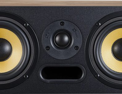 Hlavní reproduktor Davis Acoustics Ariane C v světlém dubu, dva žluté tkané woofery, tweeter s kopulí, oválný bass reflex, pohled zepředu