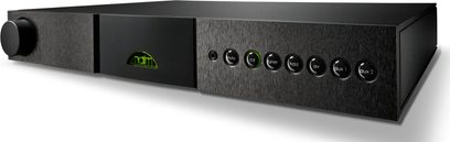 Naim Audio Nac 152XS sort stereoforstærker, frontpanel med grønt logo, 7 drejeknopper og 1 trykknap, set forfra