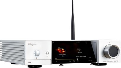 Cayin iDAP-8 netwerk-audiospeler in zilverkleurig aluminium, driekwart vooraanzicht, met koelribben links, centraal zwart touchscreen, grote draaiknop rechts en verticale zwarte antenne