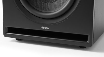 Subwoofer v matné černé barvě, plastový přední panel, tkaná membrána, přední štěrbinový bass-reflex port, detailní pohled zepředu