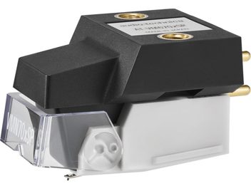 Element voor Audio Technica AT-VM670xSP platenspeler in matzwart en wit kunststof, met transparante beschermkap en vergulde aansluitpennen, driekwart vooraanzicht