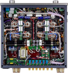 Indvendigt billede af en sort PrimaLuna Evo 400 integreret hi-fi rørvakuum-forstærker, der viser de elektroniske komponenter og rørene