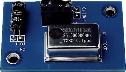 25,000000MHz TCXO křemenný oscilátor 0,1ppm na modré desce plošných spojů s elektronickými součástkami a konektory