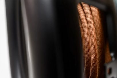 Velodyne Deep Blue 10 sort subwoofer, nærbillede af den gyldne metalgitter, der dækker højttaleren