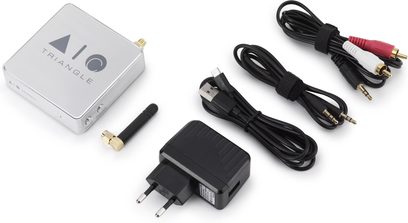 Netzwerk-Audioplayer Triangle AIO C in Silber, rote und weiße Audio-Cinch-Kabel, schwarzes Netzkabel