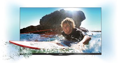 Smilende surfer dukker op fra en bølge, med blondt hår i vinden, på et rødt surfbræt med sprøjt af vand