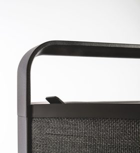 Bluetooth-højttaler Escape P9 sort, set fra siden, afrundet rektangulær form, sort frontgitter, håndtag øverst