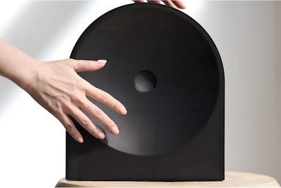 Chytrý reproduktor Samsung HW-LS50H černý, zaoblený design s perforovanou mřížkou a středovým kruhem, pohled zepředu
