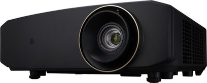 Videoprojektor JVC LX-NZ30 černý, pohled zepředu, centrální kulatý objektiv se zlatým lemováním, boční větrací mřížky