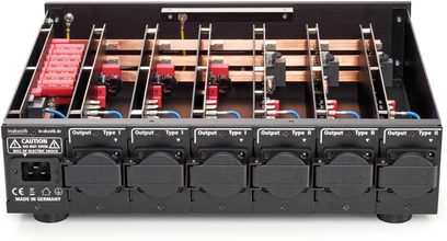 Condizionatore di rete Inakustik AC-4500 nero con 6 uscite frontali, componenti interni visibili, cavi blu e piastre in rame