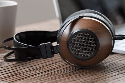 Åbent hi-fi hovedsæt Sivga SV023 i træ og metal, set fra højre profil liggende på en træoverflade, med sort flettet kabel
