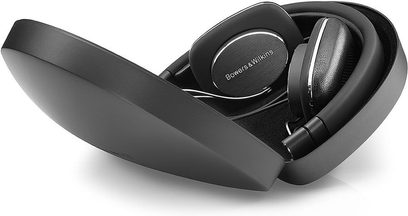 Otevřená hifi sluchátka Bowers & Wilkins P3 S2 černá, pohled z tříčtvrtečního úhlu, náušníky složené dovnitř