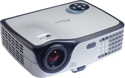 Optoma EP729 grå og sort videoprojektor, let skråt forfra, med synligt objektiv, gitre og kontrolknapper