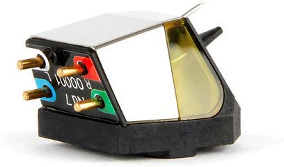 Celulă platou viniluri Rega Nd7, vedere laterală, carcasă argintie, conectori colorați, bază neagră, vârf vizibil