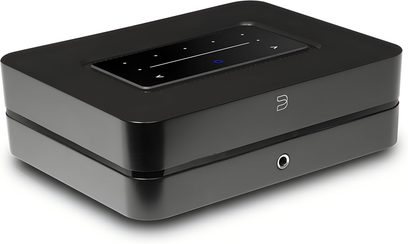 Стерео інтегрований Hi-Fi підсилювач BlueSound Powernode 2025 (N331) чорного матового кольору з алюмінієвим корпусом прямокутної форми з округленими краями, вид з передньої правої перспективи, чорна глянцева сенсорна панель, вбудована зверху з білими піктограмами та світним синім колом, логотип на передній панелі та роз'єм для навушників 3,5 мм