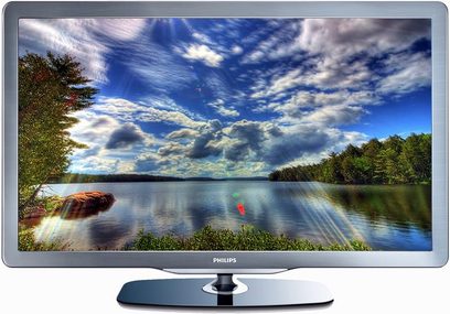 Philips 32PFL7605 fladskærms-TV, der viser et naturligt landskab med en skyet himmel, en sø der spejler skyerne og træer ved vandkanten