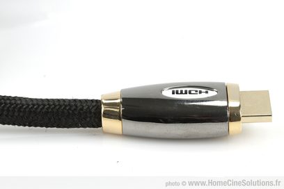 Sort og gylden HDMI-kabel fra Iwch, guldbelagte stik, sort flettet kappe, på hvid baggrund