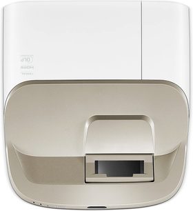 Benq W1600UST hvid videoprojektør, set forfra, lukket låg, centreret linse, LCD-skærm og knapper øverst