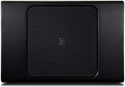 Subwoofer BlueSound PULSE SUB+ in nero opaco, vista frontale, griglia in tessuto nero, logo "S" argentato al centro