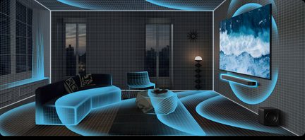 Mattschwarze, rechteckige Soundbar aus Metall oder Kunststoff, im Dreiviertelwinkel in einem modellierten Wohnzimmer mit Gitter und cyanfarbenen Spatialisierungseffekten, würfelförmiger schwarzer Subwoofer rechts auf dem Boden, wandmontierter Fernseher mit Ozeanbild, teilweise sichtbare Möbel