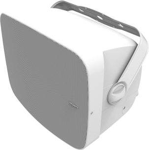 Witte Klipsch PSM-800-T buitenluidspreker, in driekwartaanzicht met frontrooster en muurbeugel