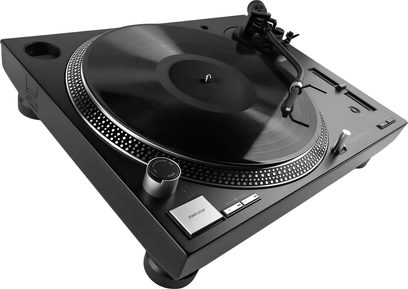 Чорний DJ-програвач вінілу Reloop RP 5000 MK4, вид збоку під кутом, з тонармом і обертовим диском