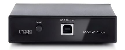 Černý phono předzesilovač Rega Fono Mini A2D, čelní panel s ovladačem Level a čtvercovým USB výstupem pro gramofon