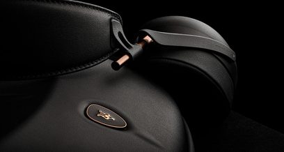 Meze Liric sort hovedtelefoner, venstre sidevisning, oval læderørepude, polstret hovedbøjle, sølvfarvet logo på ørepude