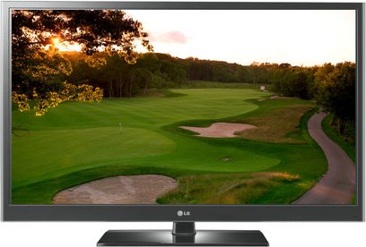 LG 50PZ250 tv der viser en frodig golfbane med sandbunkere, træer og solnedgang, set forfra