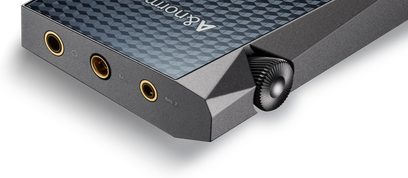 Přenosný audiofilní přehrávač Astell&Kern SR25 MKII, pohled shora, přední strana, tmavě šedý texturovaný kryt, 3 zlaté tlačítka, vypnutý displej