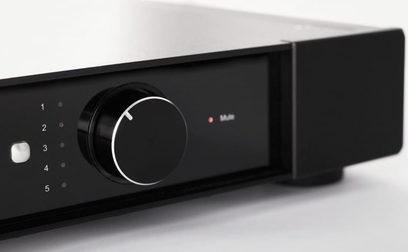Sort Rega Elex-R stereo hi-fi-forstærker, frontvisning af kontrolpanelet med drejeknap og 5 trykknapper
