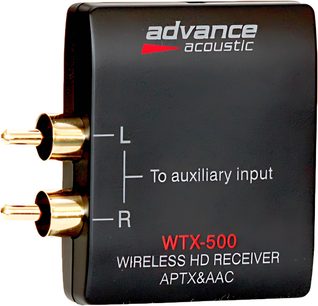 Czarny bezprzewodowy nadajnik HD Advance Acoustic WTX-500, widok z przodu z pozłacanymi złączami RCA z tyłu