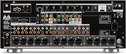 Marantz AV7704 sort forstærker til hjemmebio, set forfra, med mange lyd/video-stik på bagsiden, knapper og skærm på forsiden