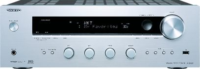 Onkyo TX-8130 sidabrinės spalvos hi-fi stereo stiprintuvo priekis su mygtukais, LCD ekranu, USB prievadu ir ausinių lizdu