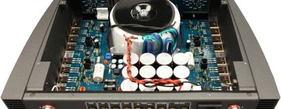 Stereo hi-fi stiprintuvas Atoll Electronique IN400SE sidabrinės spalvos, vidinis vaizdas su elektroninėmis detalėmis ir spausdintinėmis plokštėmis
