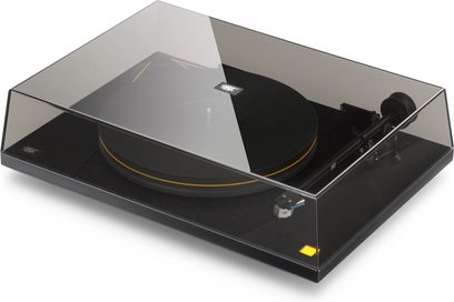 Mofi Electronics UltraDeck + fekete bakelit lemezjátszó füstölt átlátszó fedéllel, háromnegyedes nézetből, látható tűkarral
