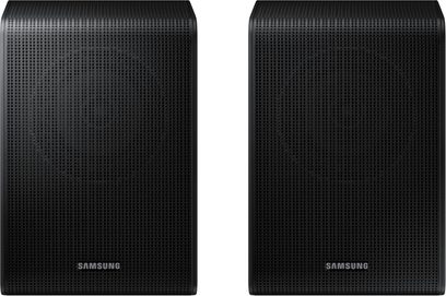 Paar Samsung SWA-9250S Rücklautsprecher, rechteckiges schwarzes Kunststoffgehäuse, Front mit perforiertem Metallgitter und zentral unten platziertem Samsung-Logo, leicht abgerundete Kanten, Frontansicht