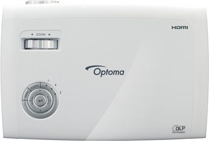 Optoma HD67N hvid videoprojektor, set forfra, zoom ind på linsen, kontrolknapper og logo på højre side