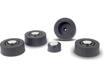 Set di 4 punte SoundCare Superspikes in gomma nera con punta metallica, su sfondo bianco
