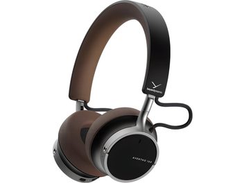 Beyerdynamic AVENTHO 100 trådløse Bluetooth-hovedtelefoner i brun, set fra trekvart vinkel, med sølvfarvet metalbøjle, polstrede ørepuder og inderside af hovedbøjlen i brunt kunstlæder, matte sorte cirkulære ørekopper med hvid skrift