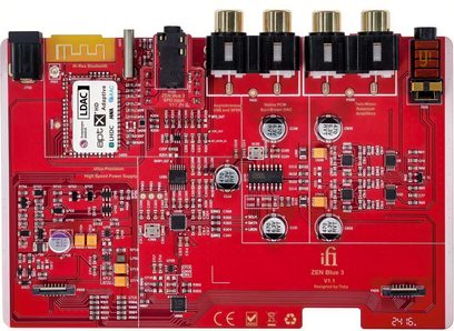 Безжичен предавател iFi Audio Zen Blue 3, изглед отгоре, червена електронна платка, черни и златни компоненти, RCA конектори