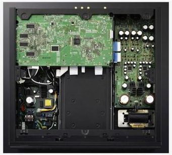 Innenansicht eines ausgebauten Denon DVD-A1UD-B-Players, der grüne Leiterplatten mit elektronischen Bauteilen zeigt