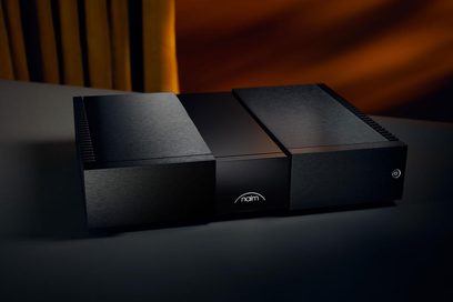 Naim NAP 250 must hi-fi võimendusvõimendi, eestvaade kaldnurga alt, kaas suletud, valge logo