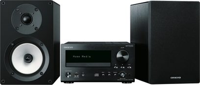 Onkyo CS-N755 sort hi-fi minianlæg i sort, bestående af en hovedenhed, to højttalere og en fjernbetjening, set forfra