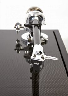 Ortofon Q2 chromeret metalpladespiller, sort tonarm, diamantpickup, nærbillede forfra