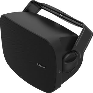 Černý reproduktor Klipsch s zaobleným lichoběžníkovým tvarem, pohled z tří čtvrtin zepředu, s černou mřížkou na přední straně