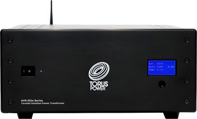AVR-2 ELITE 8 CE strømconditioner med sort kabinet, blåt display til højre, afbryder til venstre og centralt logo